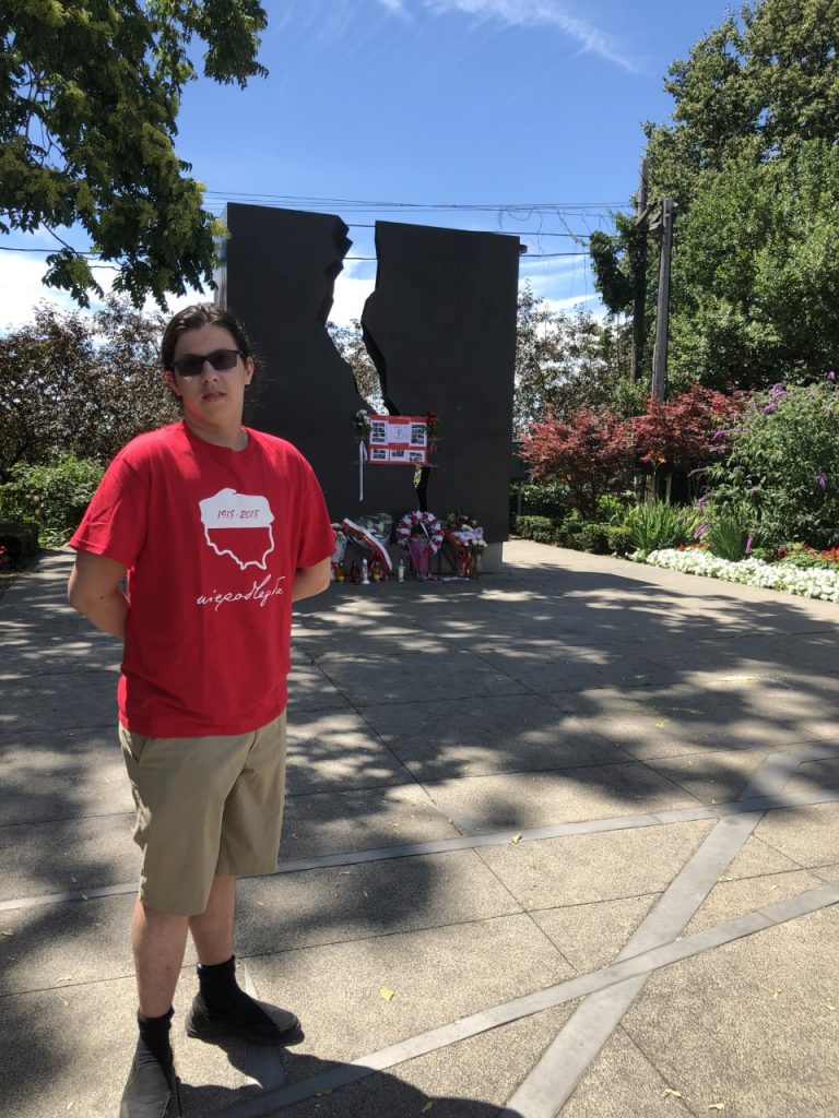 UCZNIOWIE SZKOŁY POLSKIEJ W HOŁDZIE POWSTAŃCOM WARSZAWSKIM