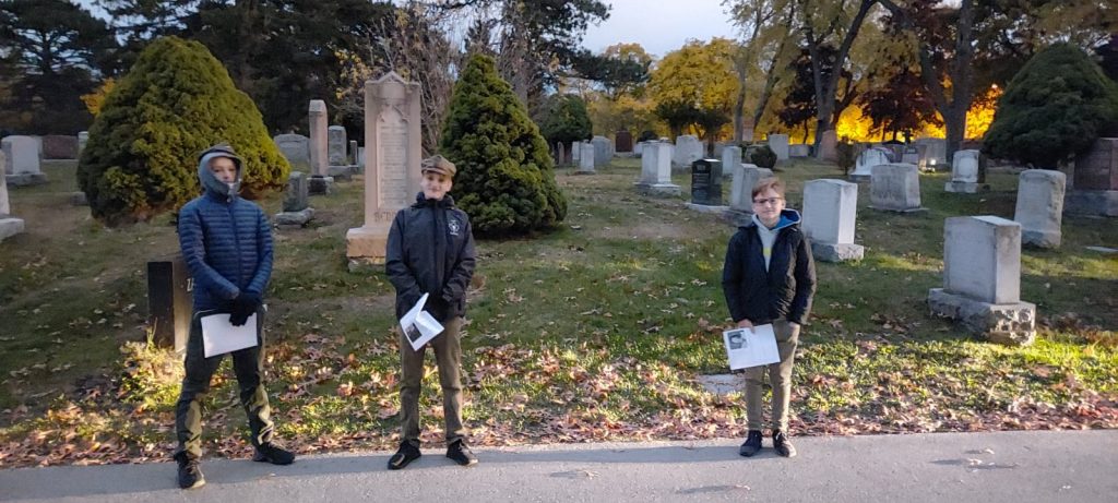 UCZNIOWIE NASZEJ SZKOŁY W AKCJI ”ZAPAL ZNICZ NA POLSKIEJ MOGILE”