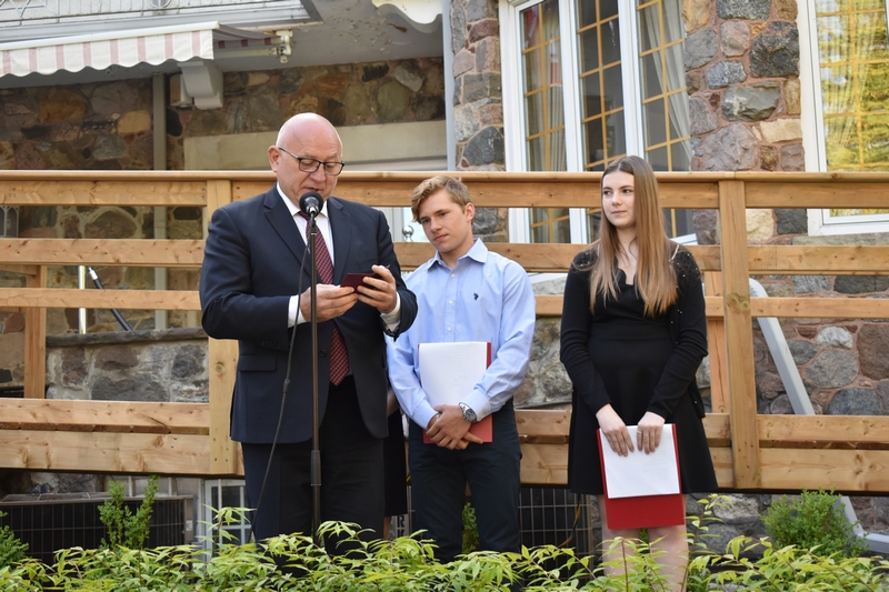 ZŁOTY KRZYŻ ZASŁUGI DLA KIEROWNIKA SZKOŁY PANI SYLWII KRUPY