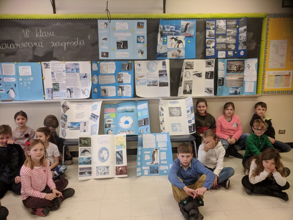 Omawianie lektury „Zaczarowana zagroda” w klasie II SP