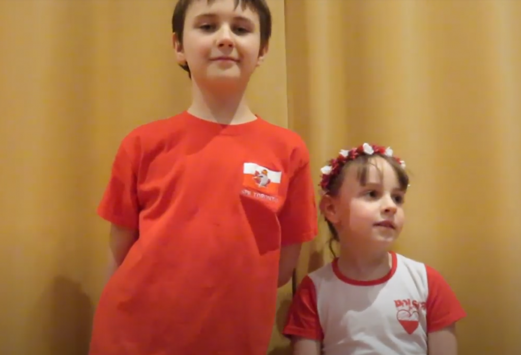 “KOCHAMY POLSKĘ Z CAŁYCH SIŁ!” – PIOSENKA W WYKONANIU CELINY I KLEMENSA GĄSIENICA