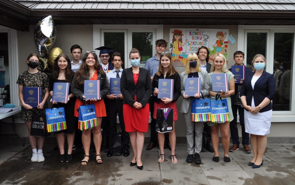 DYPLOM ABSOLWENTA – POŻEGNANIE LICEALISTÓW