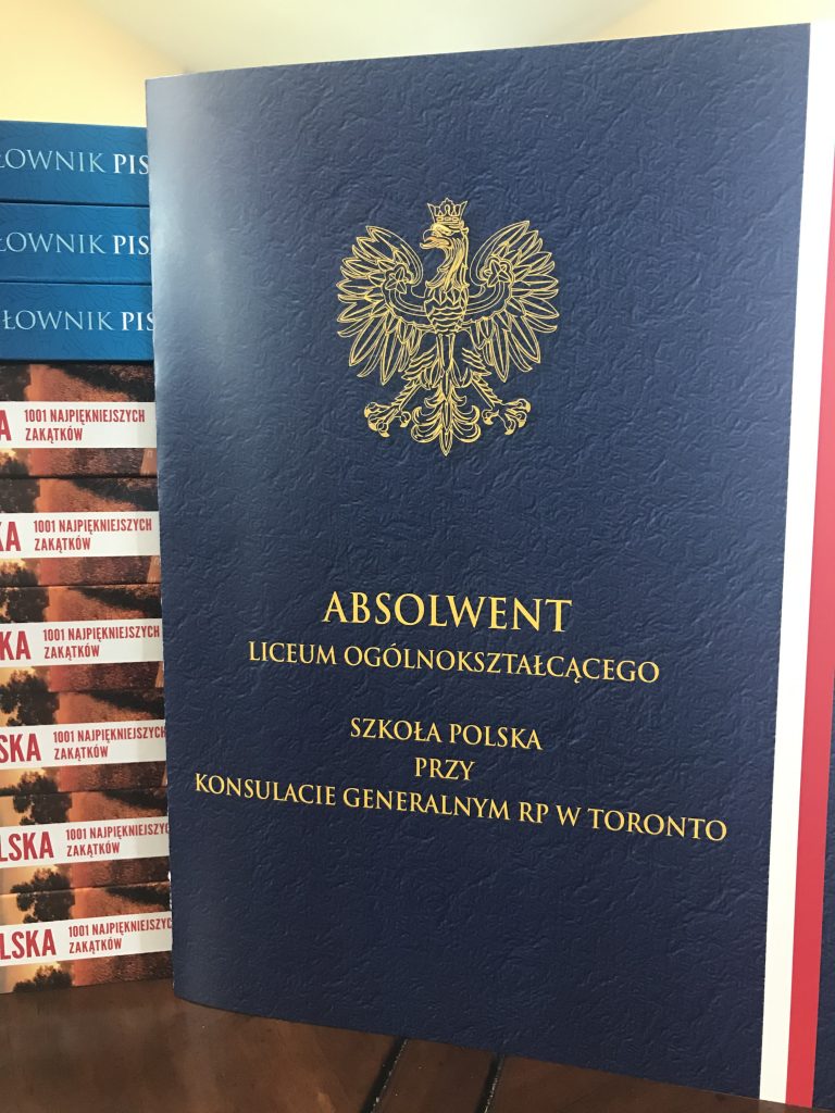 “ŻYCIE SKŁADA SIĘ Z POWITAŃ I POŻEGNAŃ”  – POŻEGNANIE UCZNIÓW KLASY III LO