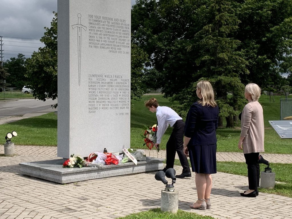 UCZNIOWIE SZKOŁY POLSKIEJ IM.GEN.J.HALLERA PRZY KG RP W TORONTO ODDALI HOŁD BOHATEROM POWSTANIA WARSZAWSKIEGO