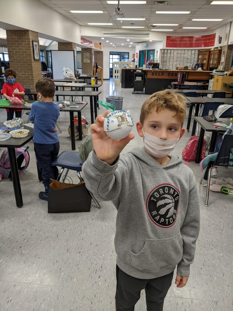 ŚWIĄTECZNE OZDOBY CHOINKOWE W WYKONANIU UCZNIÓW KLAS 1-3 SP