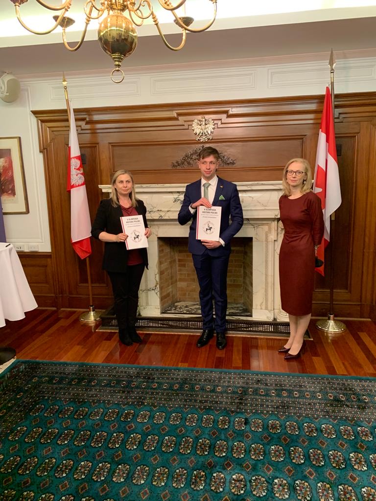 UROCZYSTE WRĘCZENIE DYPLOMÓW I NAGRÓD DLA DANIELA DEMCZUKA, LAUREATA V.OLIMPIADY HISTORII POLSKI I JEGO NAUCZYCIELKI, PANI SYLWII KRUPY