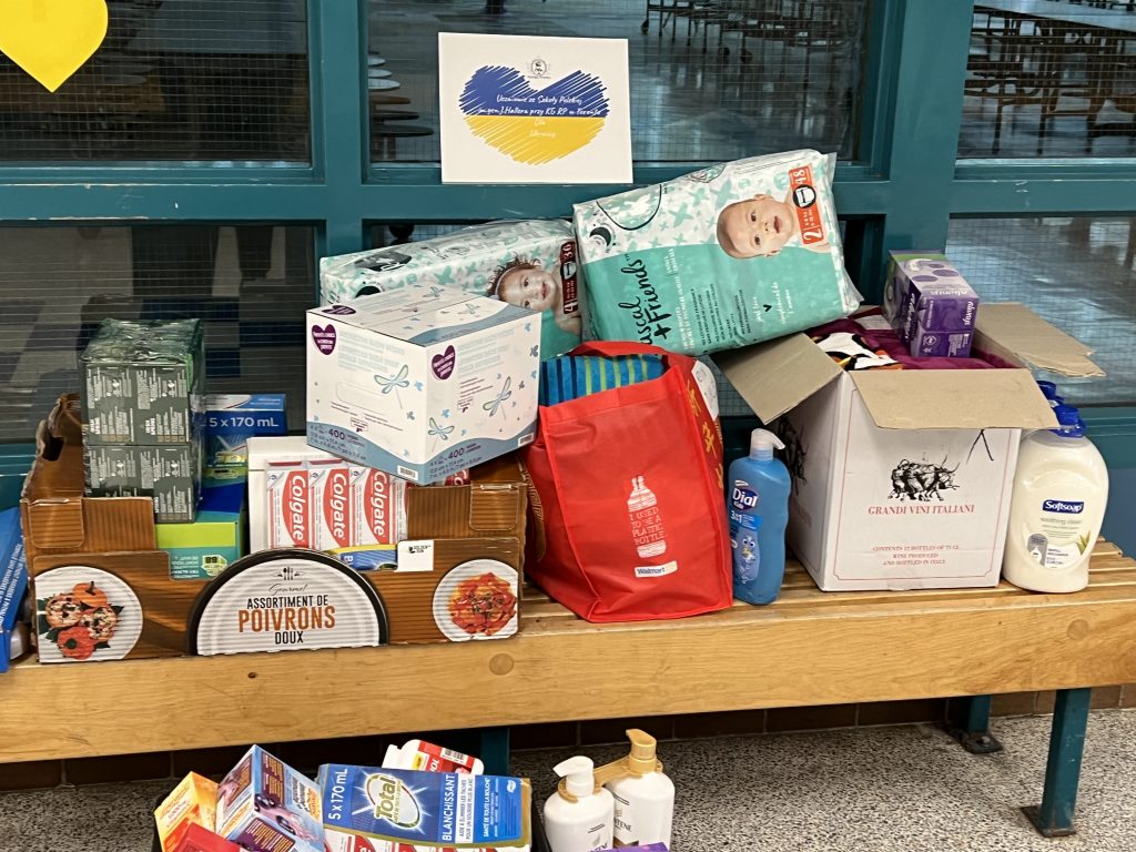 UCZNIOWIE SZKOŁY POLSKIEJ IM. GEN. J. HALLERA PRZY KG RP W TORONTO SPIESZĄ Z POMOCĄ – ZBIÓRKA DARÓW DLA UKRAINY