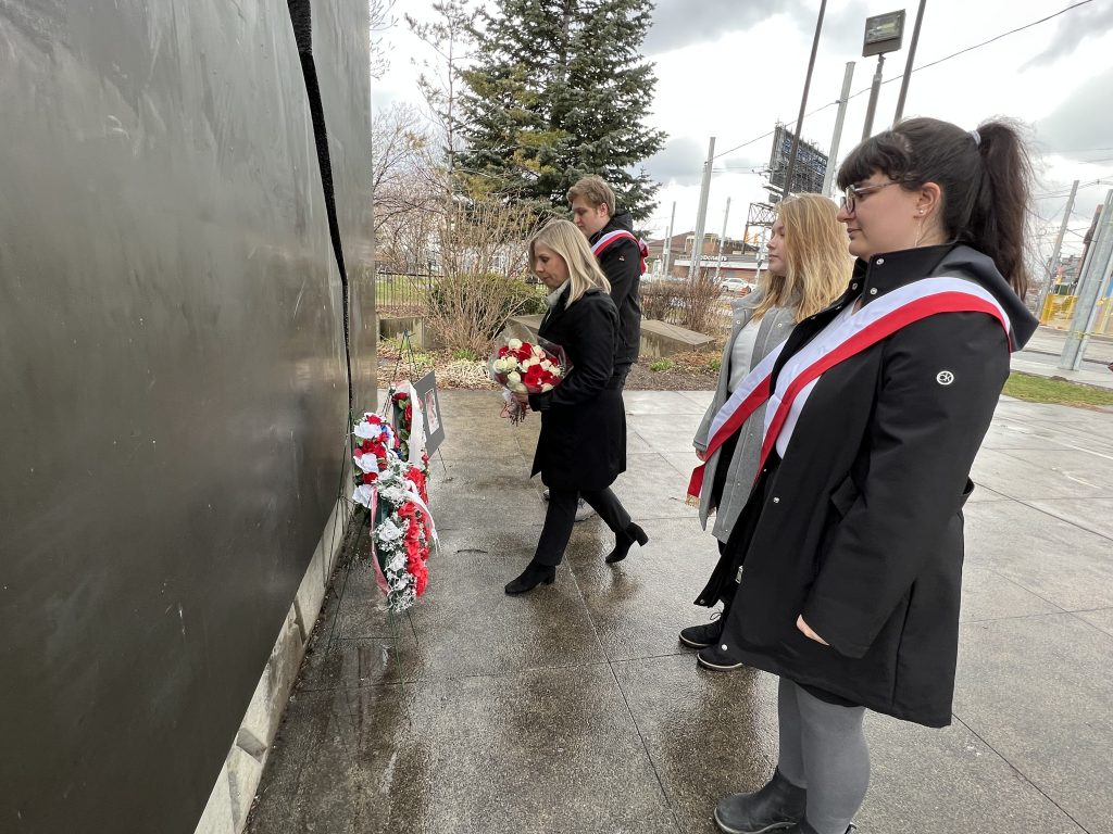 UCZNIOWIE SZKOŁY POLSKIEJ IM.GEN. J. HALLERA PRZY KG RP W TORONTO W HOŁDZIE OFIAROM ZBRODNI KATYŃSKIEJ