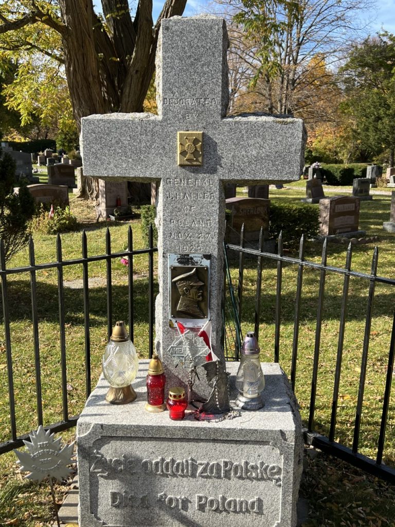 PAMIĘTAMY – ZAPŁONĄŁ ZNICZ NA MOGILE BOHATERA