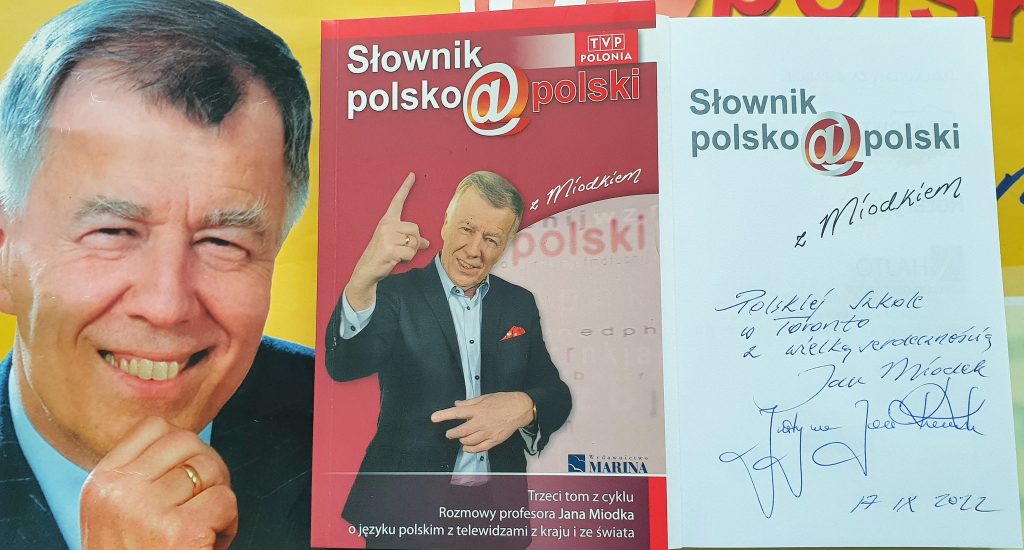 PAMIĄTKOWE WYRÓŻNIENIE DLA NASZEJ SZKOŁY OD PROFESORA JANA MIODKA