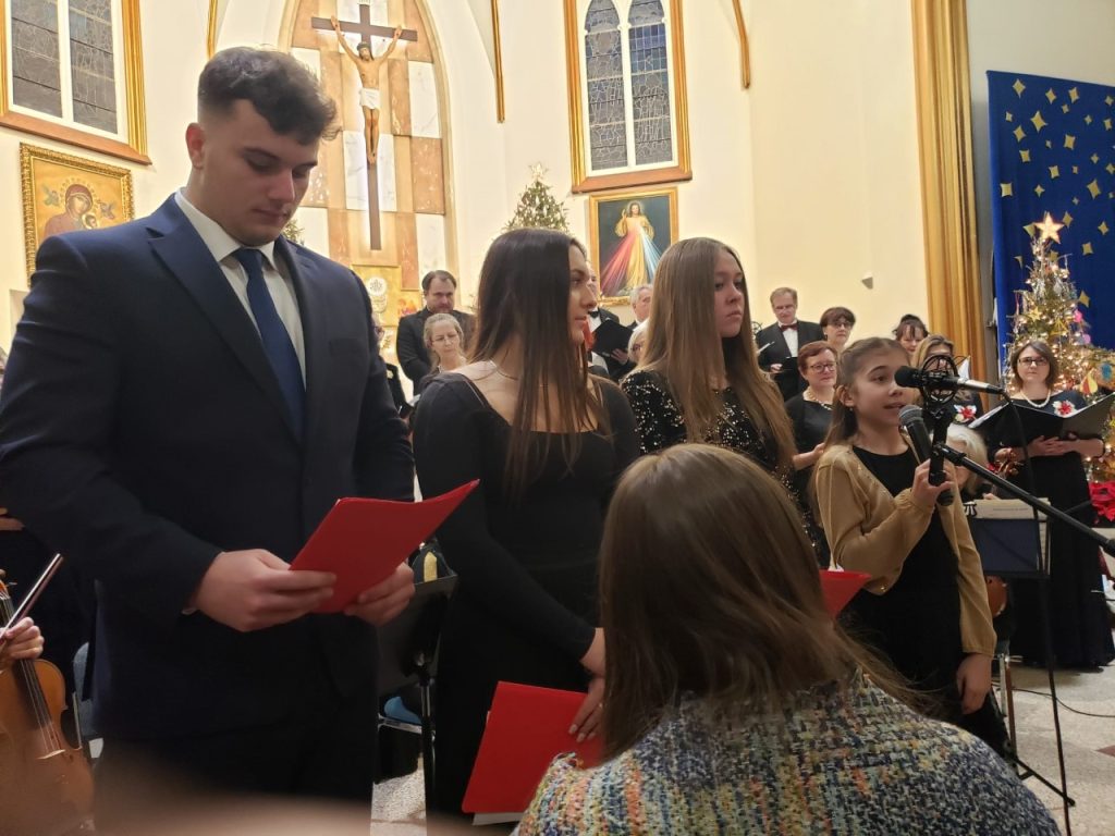 KONCERT BOŻONARODZENIOWY Z UDZIAŁEM UCZNIÓW SZKOŁY POLSKIEJ IM. GEN. J. HALLERA PRZY KONSULACIE GENERALNYM RP W TORONTO I CHÓRU NOVI SINGERS POD DYREKCJĄ MAESTRO MACIEJA JAŚKIEWICZA