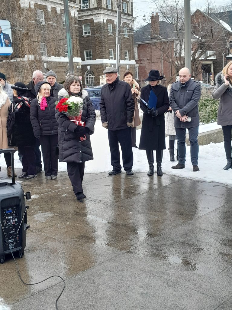 “…LEPIEJ STOJĄC UMIERAĆ, NIŻ KLĘCZĄC NA KOLANACH ŻYĆ…”  – W HOŁDZIE ŻOŁNIERZOM WYKLĘTYM