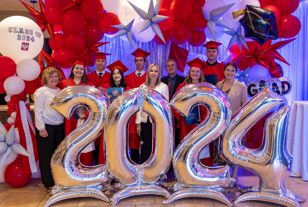 “ŻYCIE SKŁADA SIĘ Z POWITAŃ I POŻEGNAŃ” – UROCZYSTE POŻEGNANIE KLAS LICEALNYCH SZKÓŁ POLSKICH