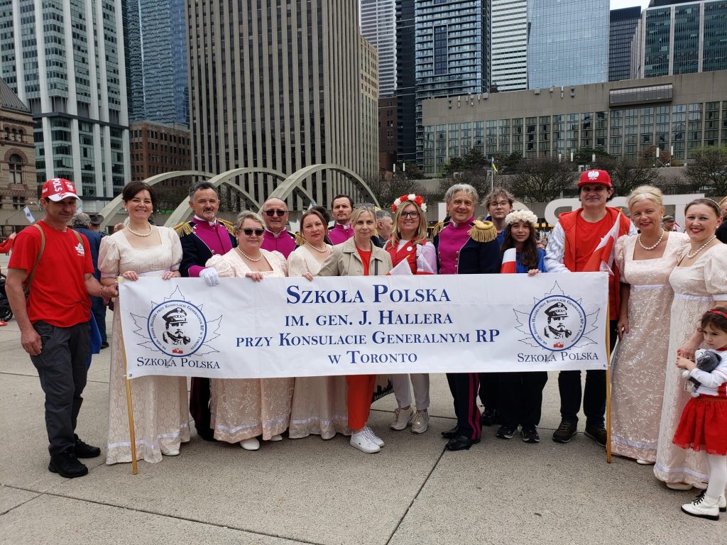 NASZA SZKOŁA PODCZAS PARADY 3 MAJA