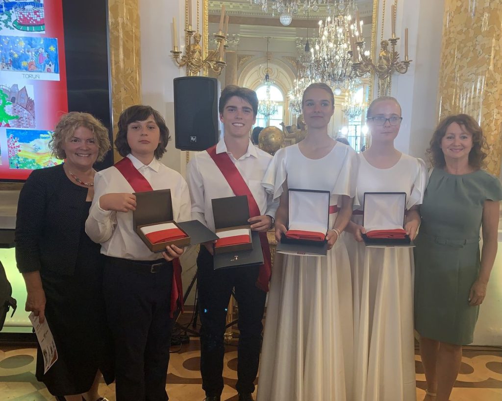 NASI UCZNIOWIE PODCZAS GALI XV EDYCJI KONKURSU „BYĆ POLAKIEM”