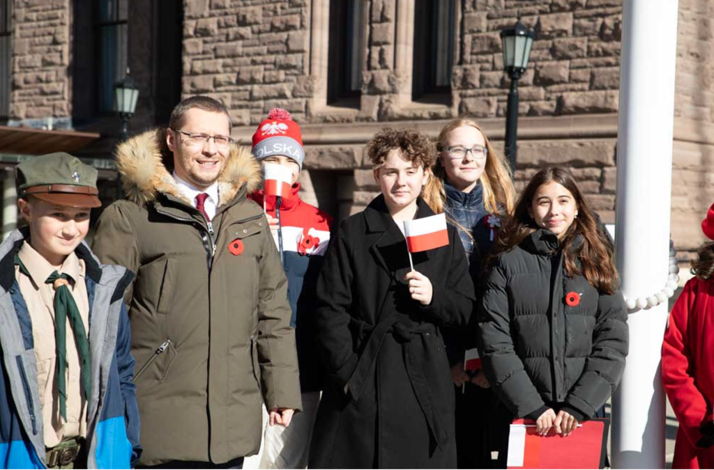 UROCZYSTOŚĆ WCIĄGNIĘCIA POLSKIEJ FLAGI Z UDZIAŁEM LAUREATÓW OLIMPIADY HISTORYCZNEJ PN.”DZIEJE POLSKI”