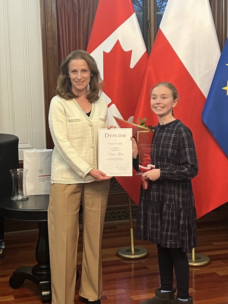 UROCZYSTOŚĆ WRĘCZENIA NAGRODY DLA LAUREATKI IV EDYCJI KONKURSU RECYTATORSKIEGO SŁOWEM POLSKA – VICTORII GUZDEK